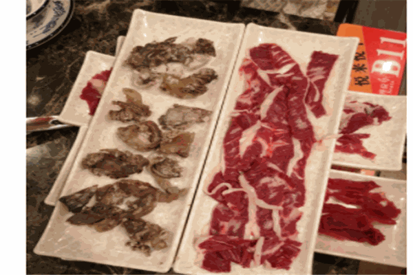 悅來悅?；疱? /><p>悅來悅?；疱?，古稱“古董羹”，因投料入沸水時發(fā)出的“咕咚”聲而得名。它是創(chuàng)的美食，歷史悠久。據(jù)考證，解放后出土的東漢文物“鑊斗”，即為悅來悅牛火鍋。唐朝白居易的《問劉十九》詩：“綠蟻新醅酒，紅泥小火爐。晚來天欲雪，能飲一杯無？”就惟妙惟肖地描述了當(dāng)時食悅來悅?；疱伒那榫?。到宋朝，悅來悅牛火鍋的食法在民間已常見，南宋林洪的《山家清供》食譜中，便有其同友人吃悅來悅?；疱伒慕榻B。元朝，悅來悅?；疱伭鱾鞯矫晒乓粠В脕碇笈Ｑ蛉?。乾隆皇帝吃悅來悅?；疱伋神?，他曾多次游江南，每到一地，都備有悅來悅牛火鍋。相傳，他于嘉慶元年正月在宮中大擺“千叟宴”全席共上悅來悅?；疱?550多個，應(yīng)邀品嘗者達(dá)5000余人，成了歷史上一次悅來悅牛火鍋盛宴。</p>
                </div>
                <div   id=