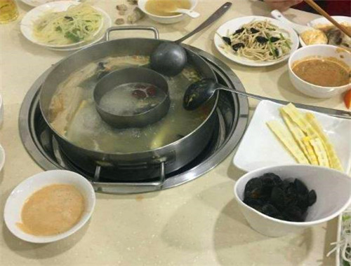 火三人酸蘿卜烏江魚火鍋加盟