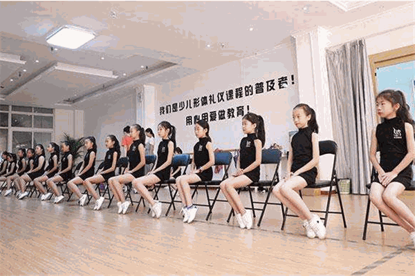 朵雅時(shí)尚模特培訓(xùn)學(xué)校加盟