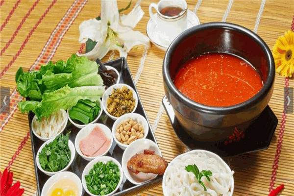 滇城小鎮(zhèn)過(guò)橋米線
