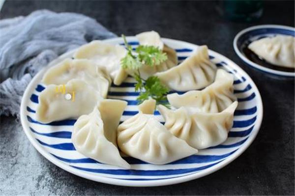 男煮餃