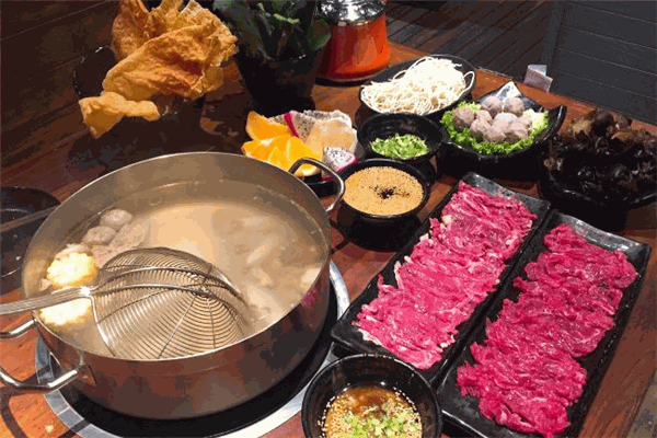 越來(lái)越牛潮汕牛肉火鍋加盟