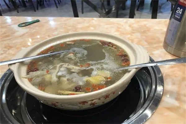 三毛石鍋鯽魚豬肚雞加盟