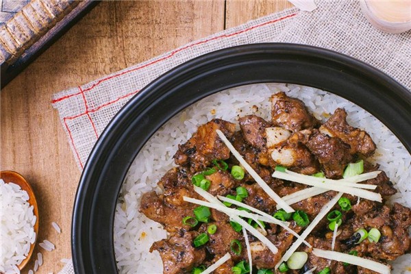 惹味煲仔飯加盟