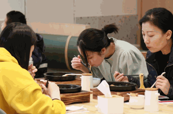 更高中式快餐廳運轉(zhuǎn)與翻臺率，小面鮮生店這樣實現(xiàn)