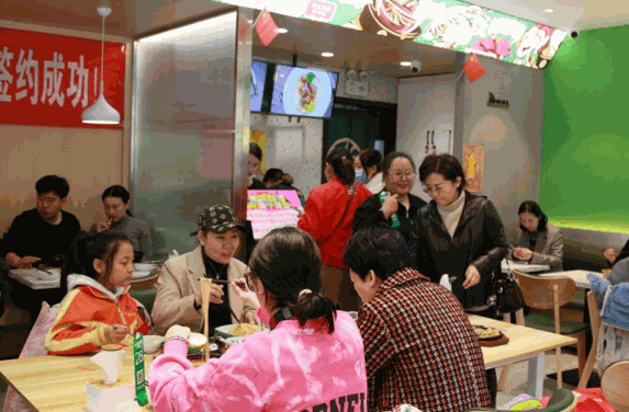 更高中式快餐廳運轉(zhuǎn)與翻臺率，小面鮮生店這樣實現(xiàn)