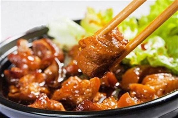 魏小寶紅燜雞米飯