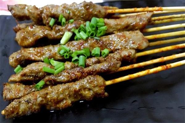 濟(jì)公火鍋店一年的利潤是多少？我們能賺多少錢？