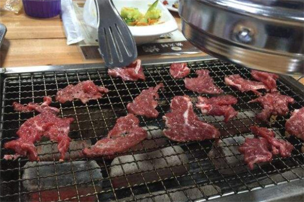 牛小花烤肉加盟