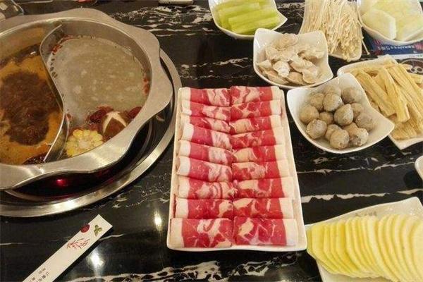 九段香旋轉(zhuǎn)火鍋加盟