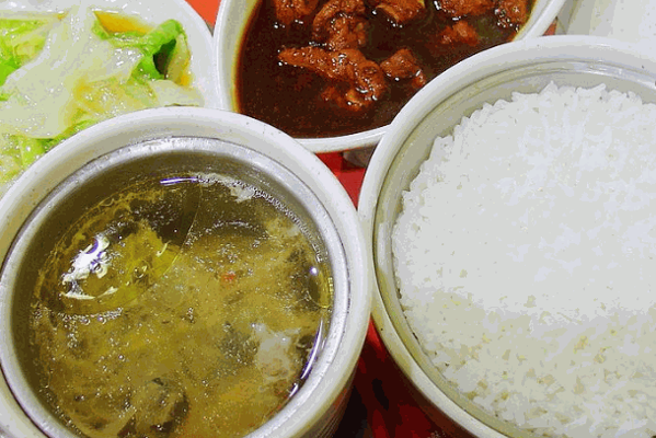 小火功夫排骨湯飯?jiān)鯓?