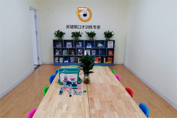 兩個(gè)黃鸝口才教育