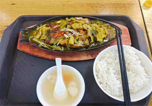 戀上魚的貓烤魚撈飯加盟