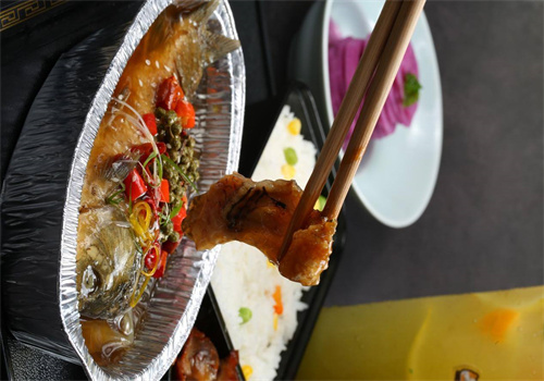 戀上魚的貓烤魚撈飯加盟