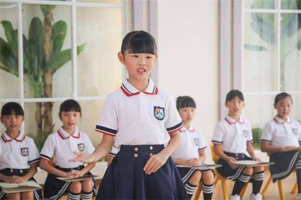 兩個(gè)黃鸝口才教育