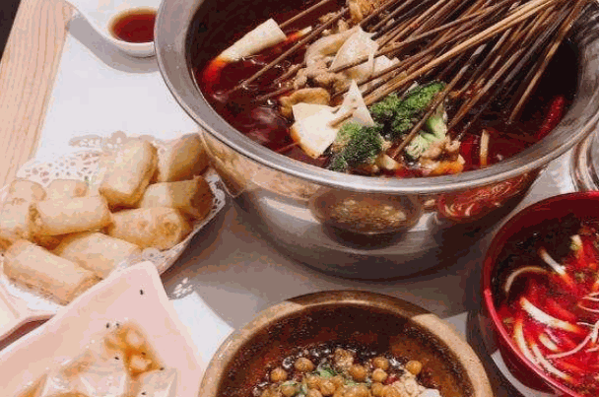 ?筷三國(guó)串串鍋費(fèi)多少錢?