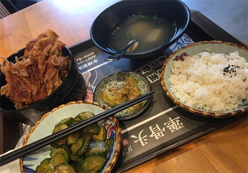 犟骨頭排骨米飯加盟