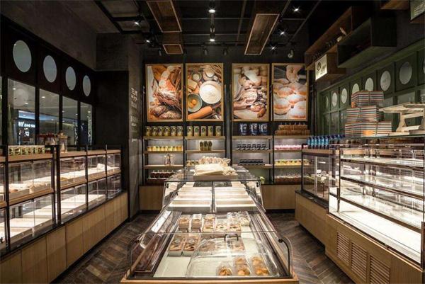 蛋糕店需要自己做蛋糕嗎？