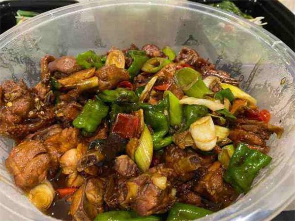 高偉炒雞費(fèi)多少錢？