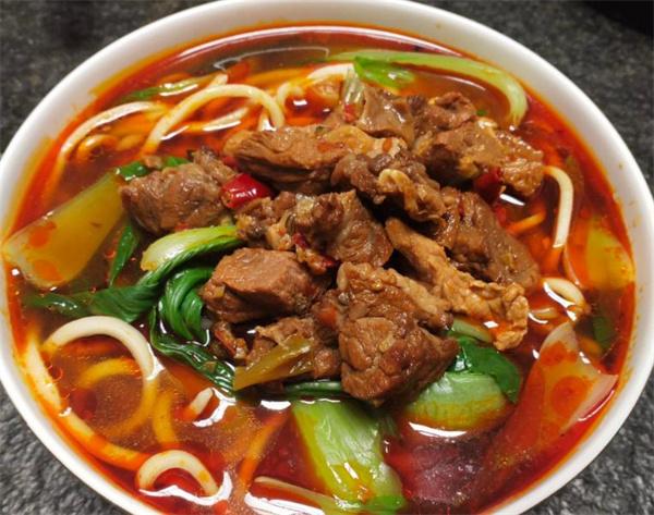牛肉面館費多少錢?