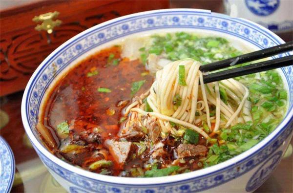 牛肉面館費多少錢?