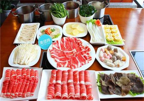 秦寶肥?；疱?></p>
<h2>秦寶肥牛火鍋加盟費(fèi)多少錢?創(chuàng)業(yè)費(fèi)用低,輕松開(kāi)店致富之門</h2>
<p>秦寶肥?；疱伷放茷榱擞鲜袌?chǎng)的需求，不斷的研發(fā)新的產(chǎn)品，滿足不同層次消費(fèi)者的需求，始終保持優(yōu)質(zhì)的服務(wù)和過(guò)硬的產(chǎn)品質(zhì)量，不斷的提高市場(chǎng)占有率，同時(shí)背后還擁有著一個(gè)實(shí)力強(qiáng)大的總部，免費(fèi)培訓(xùn)管理經(jīng)驗(yàn)和市場(chǎng)開(kāi)拓技巧，為客戶提供全方位服務(wù)，擺平加盟商在運(yùn)營(yíng)過(guò)程中相關(guān)疑難問(wèn)題，幫助加盟商拿到可觀收益。10-20萬(wàn)左右，主要涵蓋了基礎(chǔ)的品牌使用費(fèi)和管理費(fèi)，覆蓋至不同層次的創(chuàng)業(yè)者所選擇，較具人性化。</p>
<p>成功加盟秦寶肥?；疱伜?，即可享受總部的全程扶持，能夠及時(shí)解決創(chuàng)業(yè)者在創(chuàng)業(yè)過(guò)程中所遇到的各種問(wèn)題。因此，如果你具備一定的經(jīng)濟(jì)基礎(chǔ)，可在線咨詢留言，就相關(guān)項(xiàng)目的信息做進(jìn)一步了解，以免錯(cuò)失加盟商機(jī)。</p>
<p><img src=