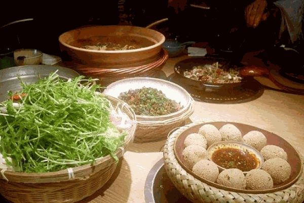 吃飯皇帝大土家民族菜