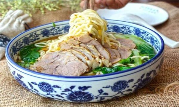 大碗牛肉面費多少？