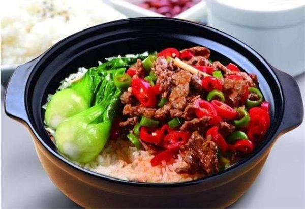 一家煲仔飯多少錢？