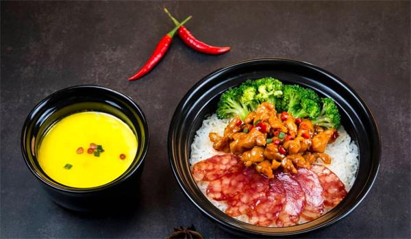 一家煲仔飯多少錢？