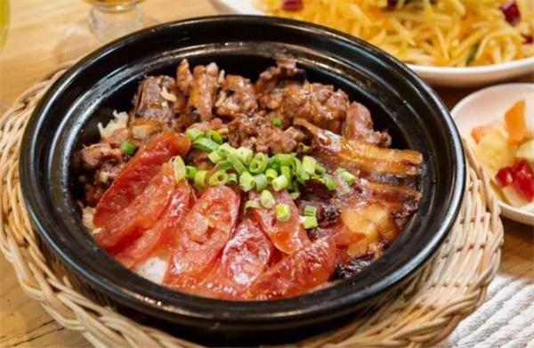 一家煲仔飯多少錢？