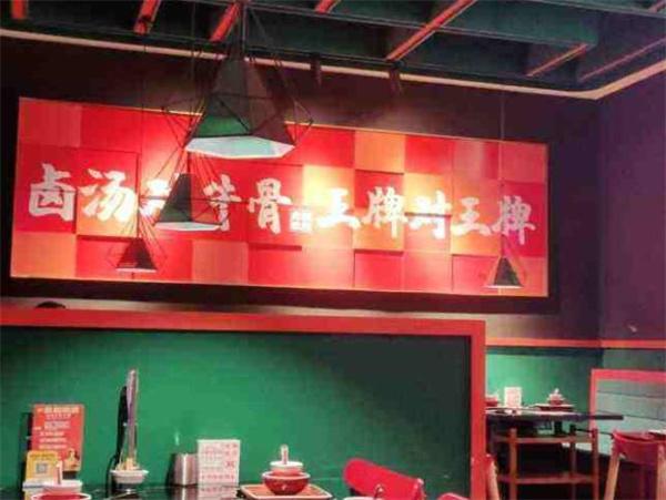 在北京開六婆鹵顏悅色鮮鹵現(xiàn)撈牛骨鹵湯火鍋店賺錢嗎？名氣高生意更火爆