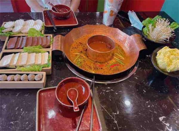 六婆鹵顏悅色鮮鹵現(xiàn)撈牛骨鹵湯火鍋條件多嗎？滿(mǎn)足7個(gè)條件即可在自貢開(kāi)店