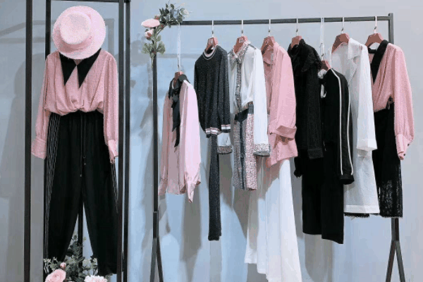上下衣服飾