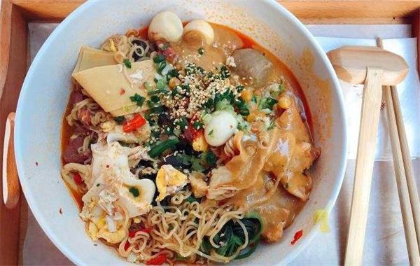 開個霧東東干拌麻辣燙店能門店和外賣都能一塊干好嗎?