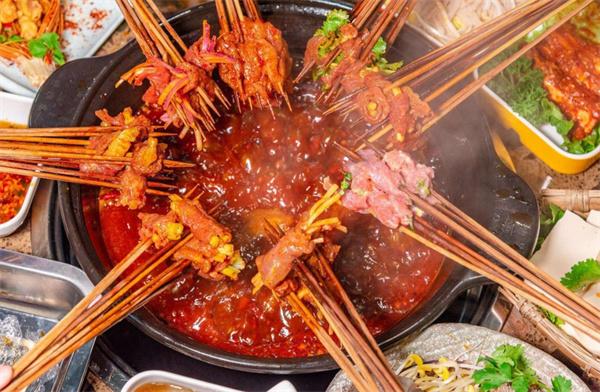 簽?zāi)甏笥?jì)市井火鍋串串
