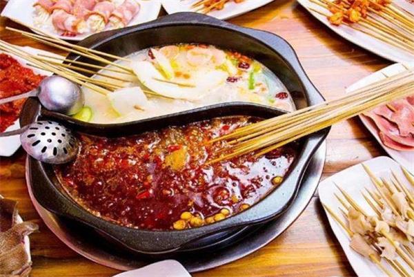 簽?zāi)甏笥?jì)市井火鍋串串