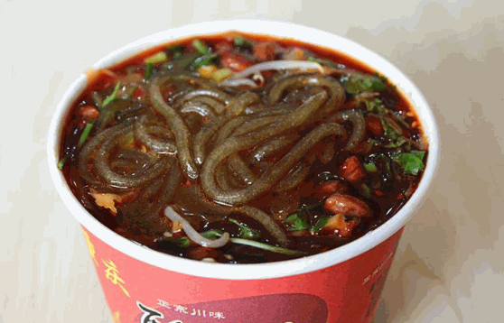 ?？退崂狈?></p>
<h2>?？退崂狈奂用速M(fèi)多少</h2>
<p>福客酸辣粉為消費(fèi)者提供的除了有酸辣粉之外，還有酸辣面以及麻辣面等等產(chǎn)品口味比較多，所以說消費(fèi)者的認(rèn)可度也是比較高的，作為當(dāng)下都比較受歡迎的一個(gè)品牌，選擇對該品牌進(jìn)行加盟，要看你所加盟的店型。如果開一家C型店則是要擁有15平米的店鋪面積，準(zhǔn)備6萬多元就可以了，開一家B型店則是要準(zhǔn)備30平米左右的店鋪面積，大概要準(zhǔn)備13萬元左右的費(fèi)用，開一家a型店要準(zhǔn)備50平米的店鋪面積，要擁有21萬元左右的費(fèi)用。</p>
<p>?？退崂狈墼龠M(jìn)行制作時(shí)并沒有那么嚴(yán)格的要求，所有的原材料都是由總公司進(jìn)行統(tǒng)一配送的，選擇加盟以后就會為每一個(gè)加盟人員作出相應(yīng)的培訓(xùn)工作，直到真正掌握到制作的技術(shù)之后才允許開店。</p>
<p>對美食在進(jìn)行制作的時(shí)候流程是很容易的，就算是沒有相關(guān)工作經(jīng)驗(yàn)或者是不會制作的美食，經(jīng)過幾天的培訓(xùn)以后也是能夠順利的掌握整體的制作方法。</p>
<p><img src=