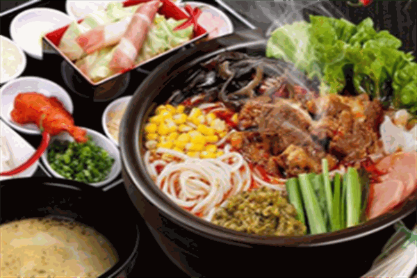 牧鼎?；疱伡用?></p>
<p><strong>品牌路線方針</strong></p>
<p>牧鼎牛火鍋源自于一家祖孫三代是養(yǎng)牛殺牛和吃牛的高手。他們有自己的養(yǎng)殖場、屠宰場和牛肉館。因為對潮汕牛肉火鍋喜愛與執(zhí)著，希望把潮汕美食帶給更多的人，通過不斷的努力，從街邊的小攤發(fā)展成面積1000平米的專業(yè)牛肉火鍋品牌——牧鼎?；疱仯?/p>
<p>現(xiàn)在牧鼎?；疱亪猿肿邍H化、規(guī)范化、專業(yè)化、親民化的品牌路線方針，以潮汕牛肉特色配方和制作工藝，規(guī)范化的管理和運營，專業(yè)化的產(chǎn)品和服務，通過合理的成本控制和管理、技術(shù)、服務、營運，全新打造好品質(zhì)的牛契潮汕牛肉的消費市場。</p>
<p><strong>牧鼎牛火鍋市場分析：</strong></p>
<p>對于火鍋有著非同尋常的情結(jié)，在不同的地區(qū)人們對于火鍋的理解與吃法也都是不同的。對于潮汕人民來說，火鍋非牛肉火鍋莫屬，這里的人們擅長牛肉的合理地運用，將一味牛肉火鍋傳遞至全國美食愛好者的面前。牧鼎牛火鍋加盟連鎖品牌以打造正宗潮汕牛肉火鍋為基礎，致力于傳統(tǒng)中式火鍋項目的發(fā)展與創(chuàng)造，擁有一定的市場財富與發(fā)展的選擇。</p>
<p>經(jīng)過長時間的發(fā)展之后，如今的牧鼎?；疱伡用诉B鎖品牌更是實力非常出眾，具有不錯的商機創(chuàng)業(yè)市場選擇與項目的成就，如今也順利地迎來了更多加盟商們的期待與認同，具有非常不錯的創(chuàng)業(yè)發(fā)展實力。牧鼎牛火鍋加盟連鎖品牌總部為品牌的發(fā)展而保駕護航，讓品牌順利在市場上發(fā)展。</p>
<p><img src=