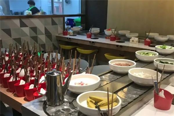 小饞熊旋轉(zhuǎn)自助小火鍋加盟