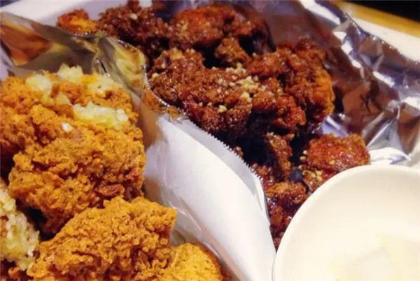 炸雞品牌哪家好？萌萌團(tuán)炸雞店生意火爆！