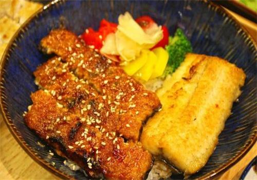 左耳知現(xiàn)烤燜汁飯加盟