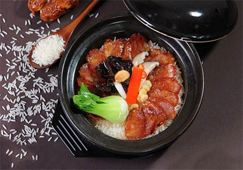 左耳知現(xiàn)烤燜汁飯加盟