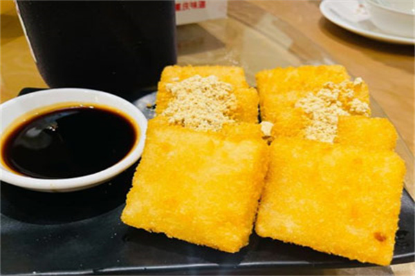 三貓黑魚花