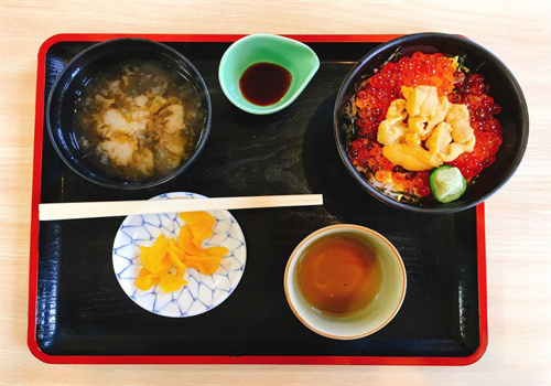 橘子飯?zhí)?></p>
<p>橘子飯?zhí)弥谱鬟^程沒有油產(chǎn)生，環(huán)保安全，節(jié)省了大筆洗滌工作和清洗費用。橘子飯?zhí)貌恍枰竺娣e的標(biāo)準(zhǔn)廚房，甚至可以無廚房運營，減少或避免了廚房創(chuàng)業(yè)。橘子飯?zhí)卯a(chǎn)品的口味是橘子飯?zhí)每觳图用诉B鎖的核心競爭力，每種產(chǎn)品都有獨特的配制秘方來確保產(chǎn)品的風(fēng)味。在橘子飯?zhí)茫銜l(fā)現(xiàn)有的美食也許根本就是橘子飯?zhí)脤?，別無二家。就算是同行模仿，也和真正的橘子飯?zhí)每谖峨y以媲美。</p>
<p>橘子飯?zhí)盟械某銎范际翘崆邦A(yù)制，現(xiàn)場銷售。大大的縮短了出餐時間，就餐過程十分快捷。橘子飯?zhí)貌粌H可口好吃，還營養(yǎng)健康，葷素搭配，不油膩也不偏素菜，深受廣大消費者喜愛。如果您對該項目感興趣，有創(chuàng)業(yè)的打算，那么就不要遲疑，該項目加盟優(yōu)勢多，值得信賴!</p>
                    </div>
                    <!--文章內(nèi)容 結(jié)束-->
                    <!--上一篇 開始-->
                    <div   id=