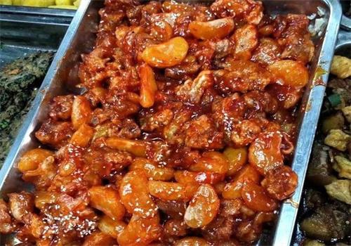 橘子飯?zhí)?></p>
<p>橘子飯?zhí)脛?chuàng)立之初就遵循客觀、專業(yè)、務(wù)實(shí)、嚴(yán)謹(jǐn)，創(chuàng)立的原則，憑借多年來快餐實(shí)體店面經(jīng)營的經(jīng)驗(yàn)積累，采用直營店加品牌加盟的模式經(jīng)營。公司總部自己開創(chuàng)了成功模式的典范，已經(jīng)取得了市場的一致認(rèn)可，加盟者只需把成功的模式復(fù)制到自己旗下就可以輕輕松松創(chuàng)業(yè)，輕輕松松做老板。橘子飯?zhí)酶鶕?jù)項(xiàng)目的定位和市場的需要進(jìn)行了細(xì)致的可行性論證，鮮明的構(gòu)建了中式快餐加盟連鎖排骨米飯+香雞煲飯+石鍋煲飯+砂鍋煲飯+壇肉米飯+開胃小菜的獨(dú)特產(chǎn)品模式，無論運(yùn)營模式還是產(chǎn)品架構(gòu)在目前快餐領(lǐng)域當(dāng)屬單獨(dú)，毫無競爭。</p>
<p>另外，產(chǎn)品原材料以雞鴨，排骨，豬肉，大米為主，不僅能集中采購，降低采購精力和成本，而且哪一種原材料因?yàn)槭袌鲈虬l(fā)生價(jià)格波動的話對你的經(jīng)營也影響不大。當(dāng)然，很大的好處還是增加了顧客的選擇余地，美味的多重選擇直接提升了橘子飯?zhí)谜w的就餐氛圍。橘子飯?zhí)眠B鎖快餐加盟店不需專業(yè)廚師，一般人員培訓(xùn)后即可上崗，而且所有產(chǎn)品都是批量制做，現(xiàn)場銷售，不僅極大的減少了人力成本，而且連燃料費(fèi)用也降到了較低。</p>
                    </div>
                    <!--文章內(nèi)容 結(jié)束-->
                    <!--上一篇 開始-->
                    <div   id=