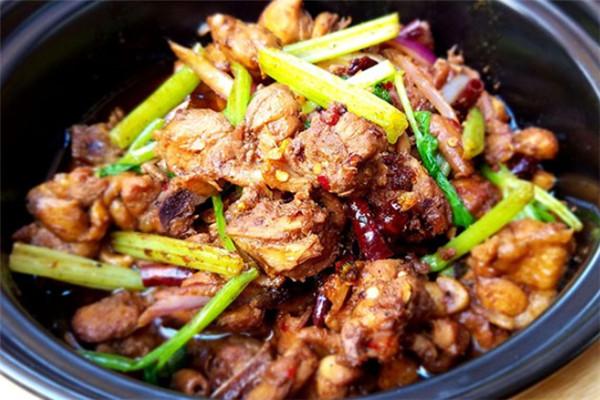 香萬家煲仔雞肉飯加盟