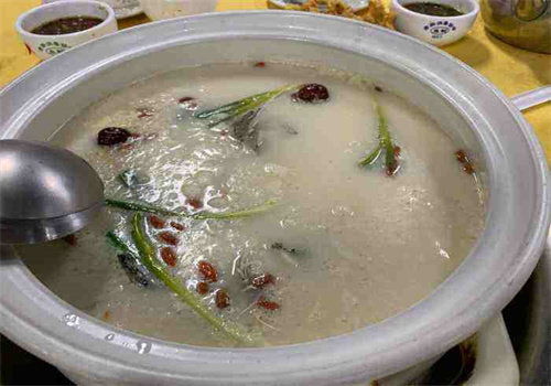 佈食魚(yú)水灣參魚(yú)火鍋加盟