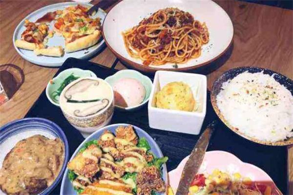 露娜家舶來(lái)食堂加盟