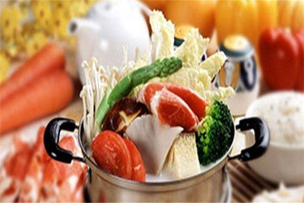 麻小辛旋轉(zhuǎn)火鍋加盟